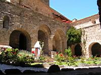 Abbaye Saint-Martin-du-Canigou, Cloitre (1)